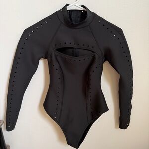GIGIC Women's Black Long Sleeve Wetsuit Cutout Triangle Details Size C